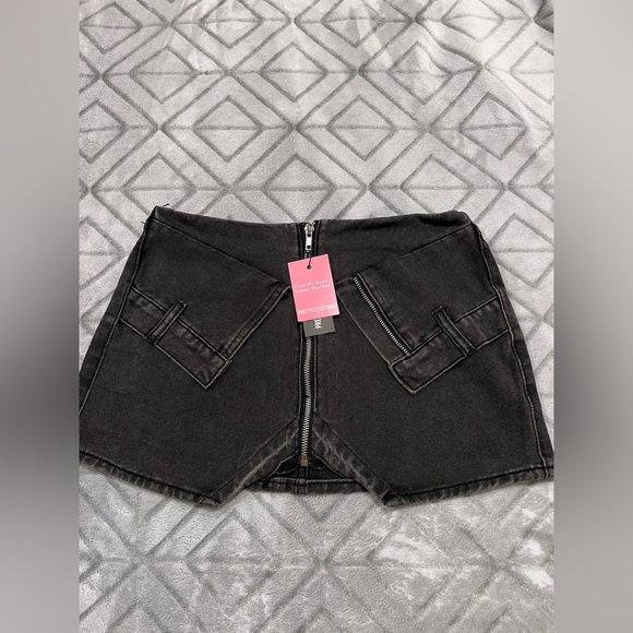 PrettyLittleThing Black Denim Cargo Mini Skirt – Zip Front Utility Style - Picture 5 of 9